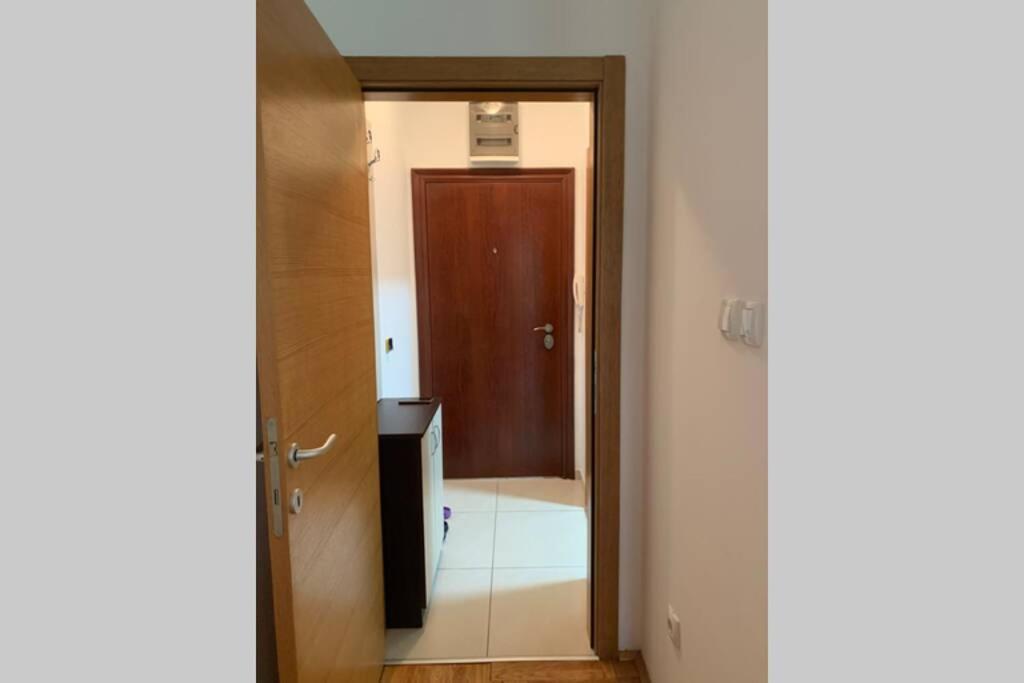 Renovated Cozy Studio 7 At Top Location - Available For Long Term Rentals Novi Sad Luaran gambar